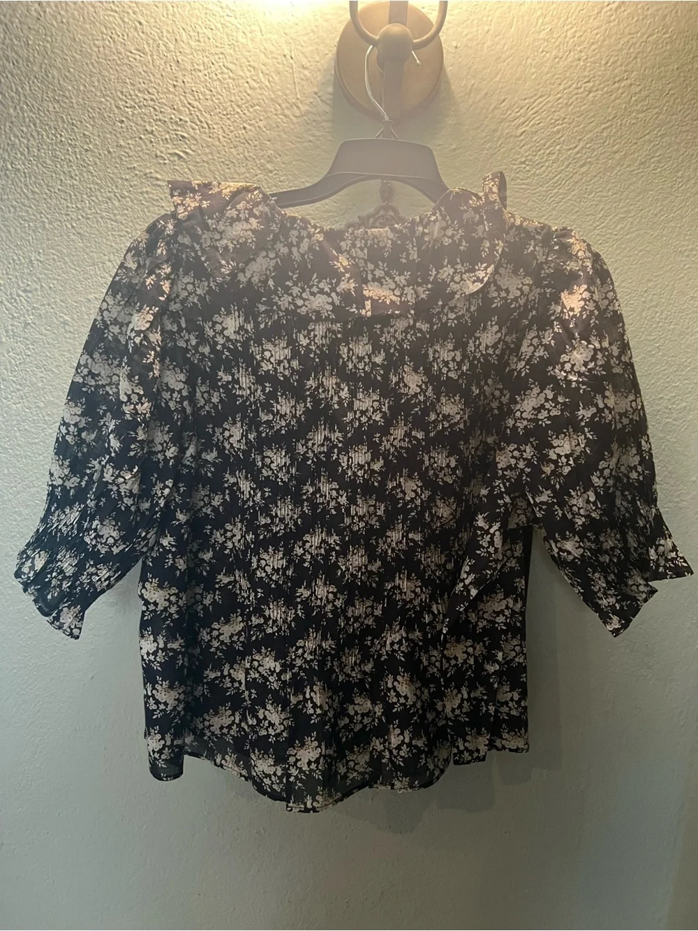 Doen Henri Black & White Floral Puff-Sleeve Blouse